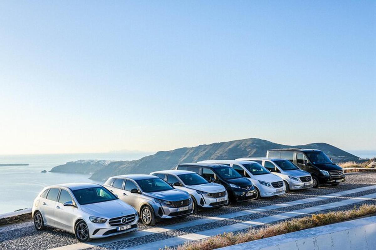 una fila di auto parcheggiate vicino all'oceano