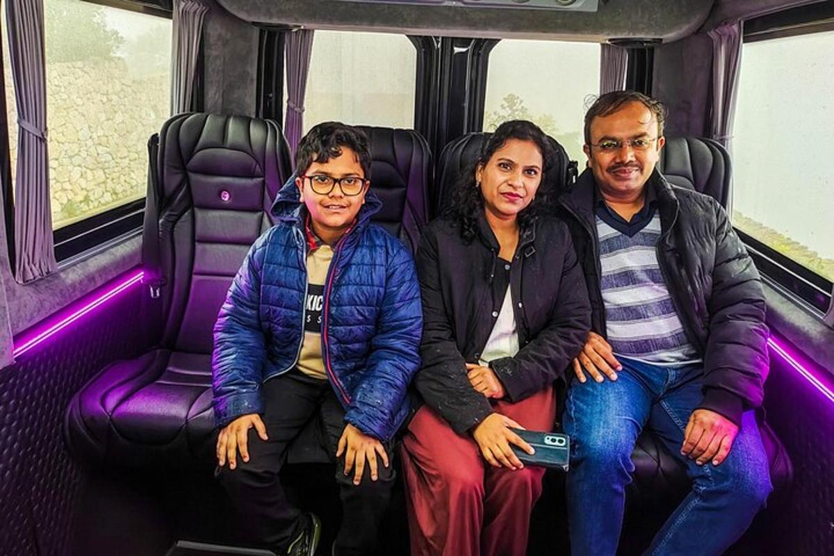 un grup de trei persoane așezate într-un autobuz
