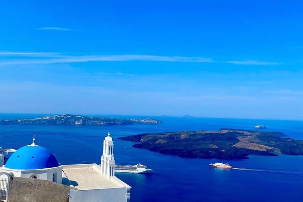 un edifici blanc amb una cúpula blava i l'oceà