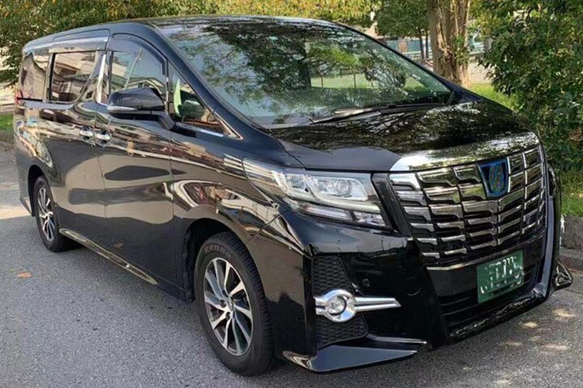 ein schwarzer Lieferwagen auf einem Parkplatz