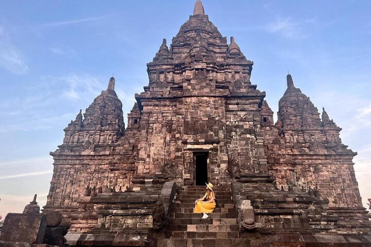 sebuah bangunan batu besar dengan seseorang berdiri di depannya