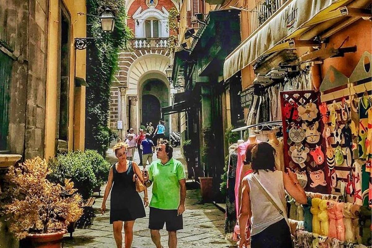 un grupo de personas caminando por una calle