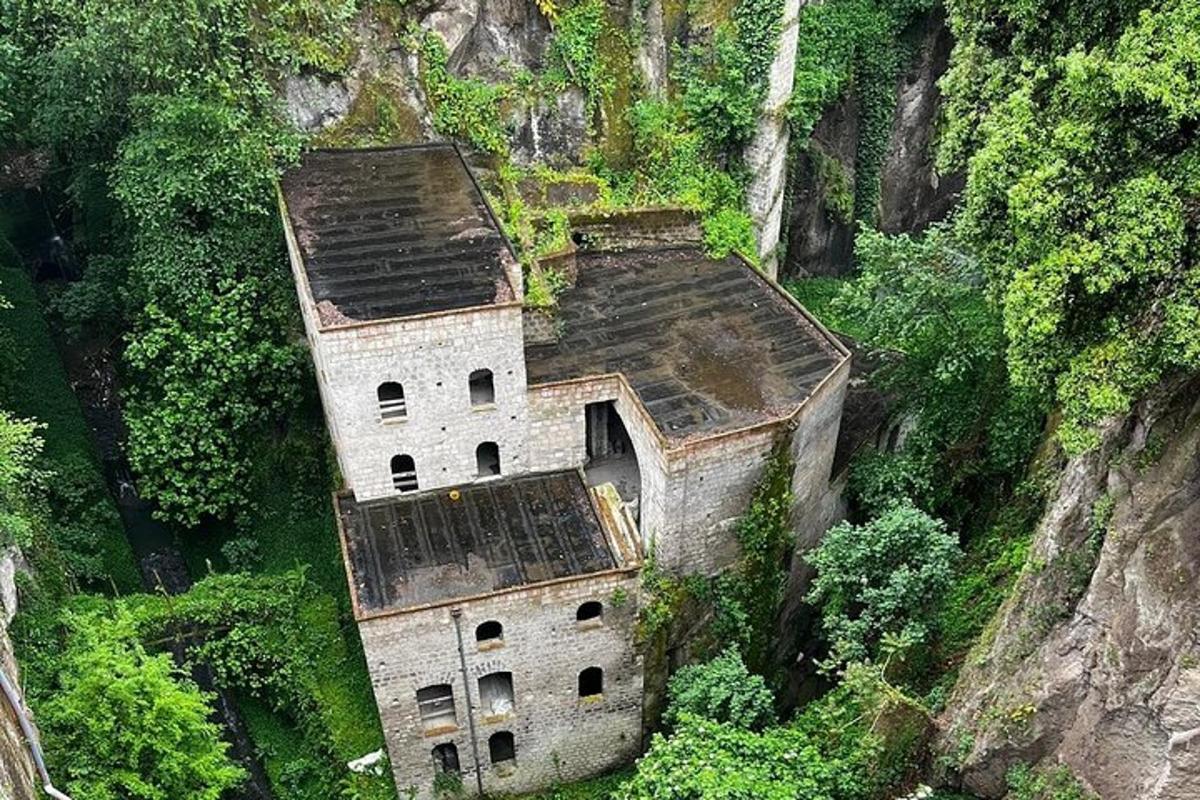 un edificio antiguo en la ladera de una montaña