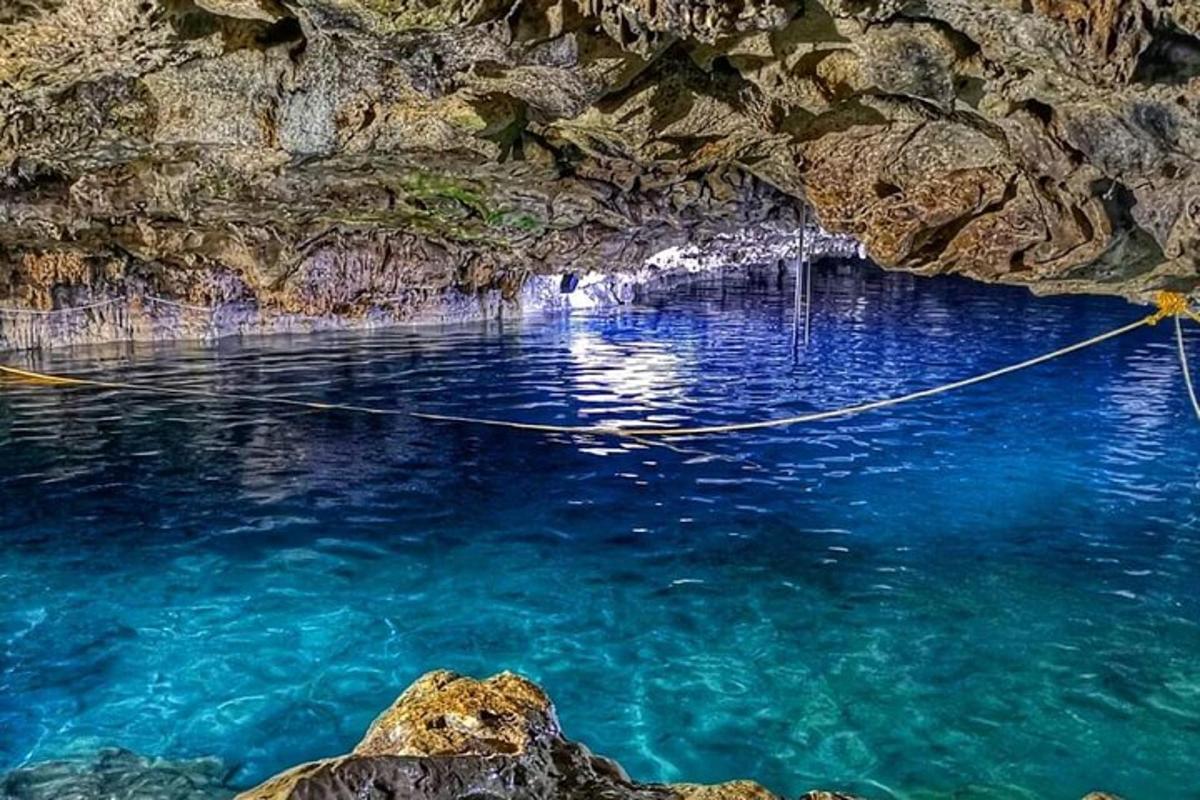 басейн з блакитною водою в печері