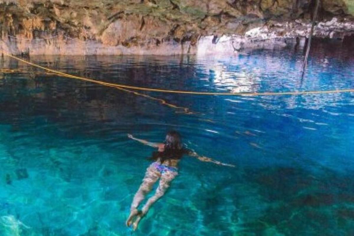 una dona flotant amb una corda a l'aigua