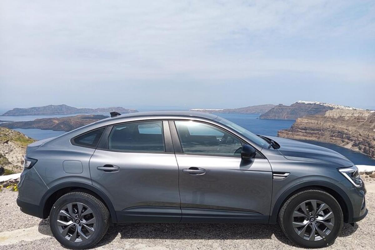 un'auto argentata parcheggiata sul fianco di una scogliera
