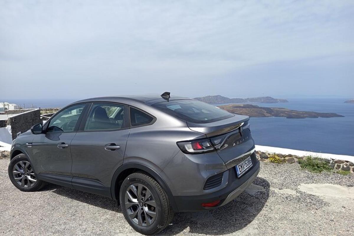 un'auto argentata parcheggiata vicino all'oceano