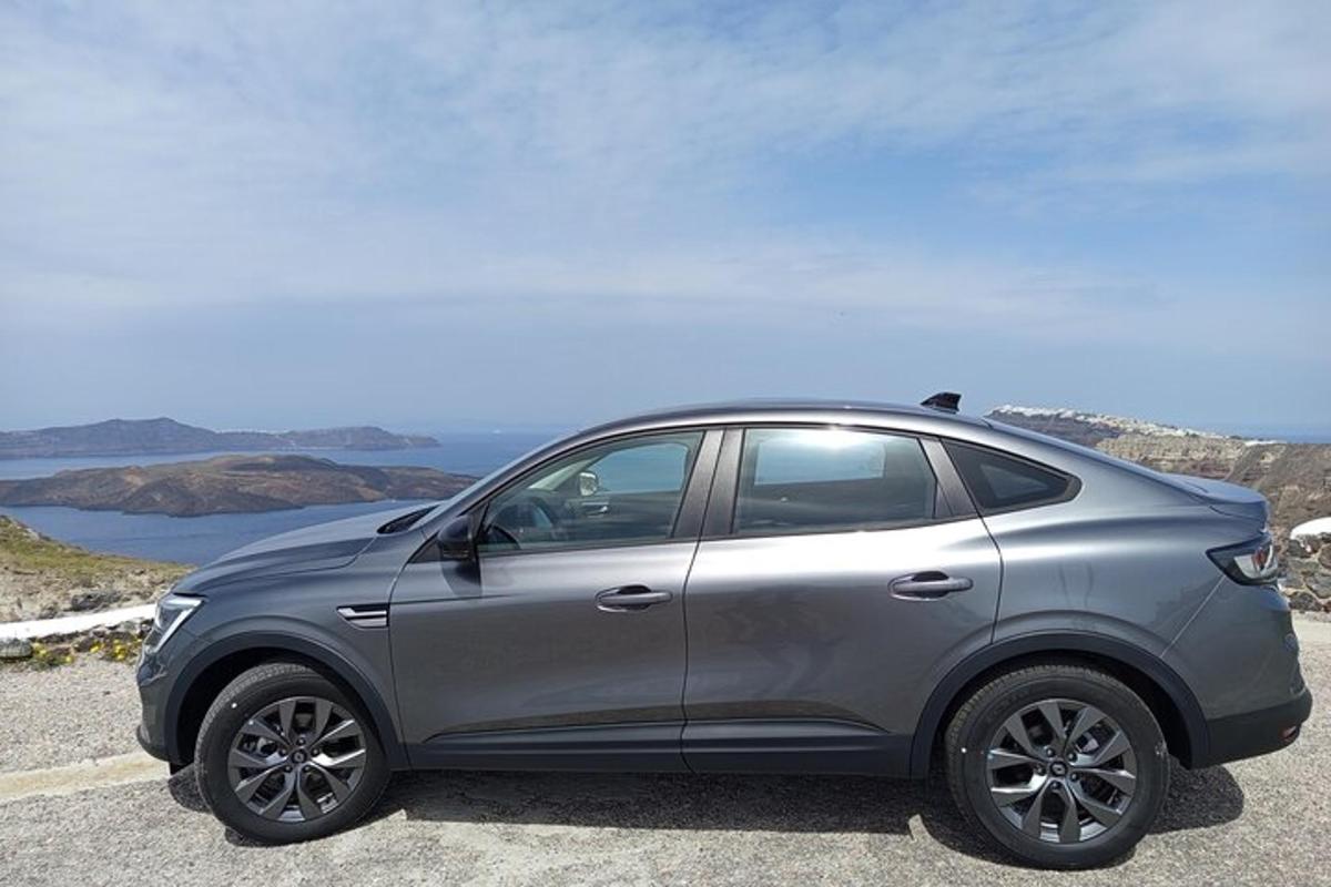 un'auto argentata parcheggiata sul ciglio di una strada