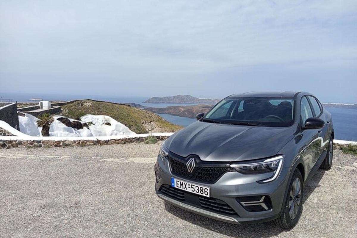 un'auto parcheggiata sul ciglio di una strada