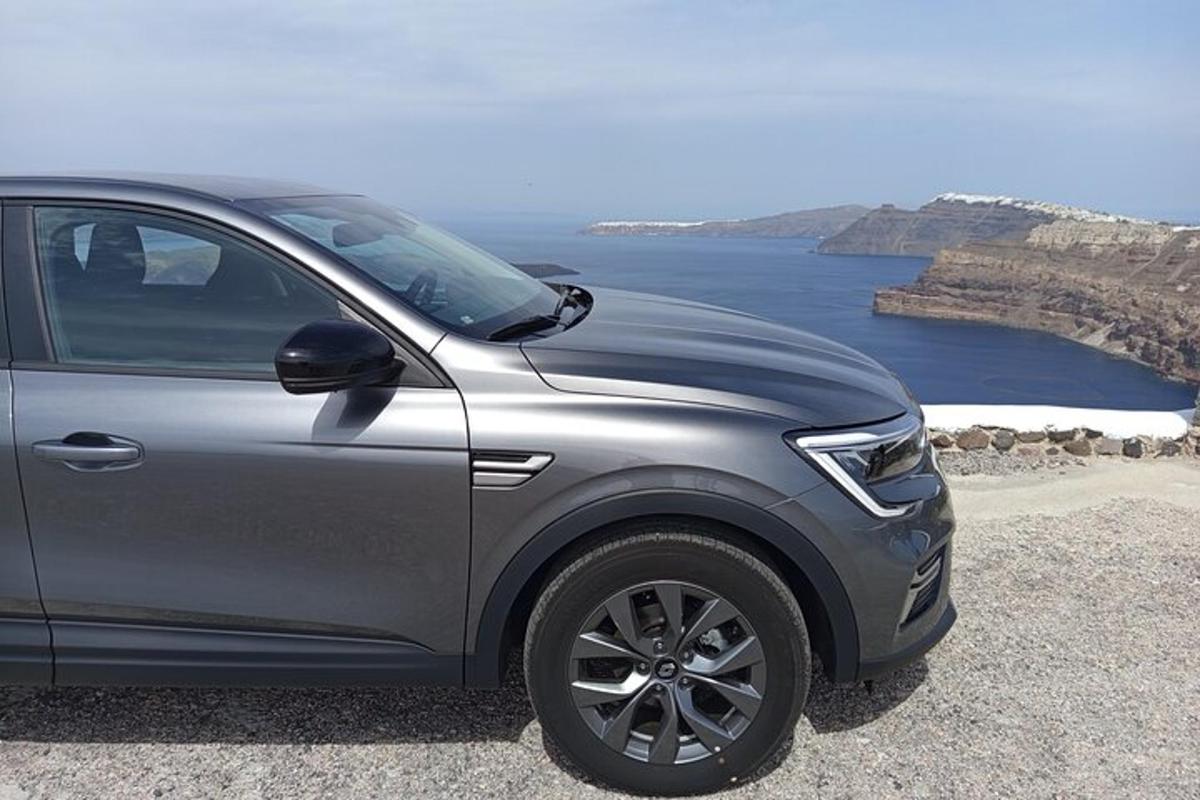 un'auto argentata parcheggiata accanto a uno specchio d'acqua