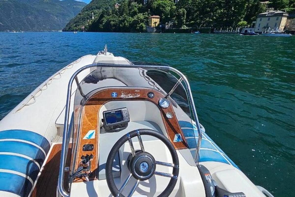 μια βάρκα που κάθεται στο νερό σε μια λίμνη