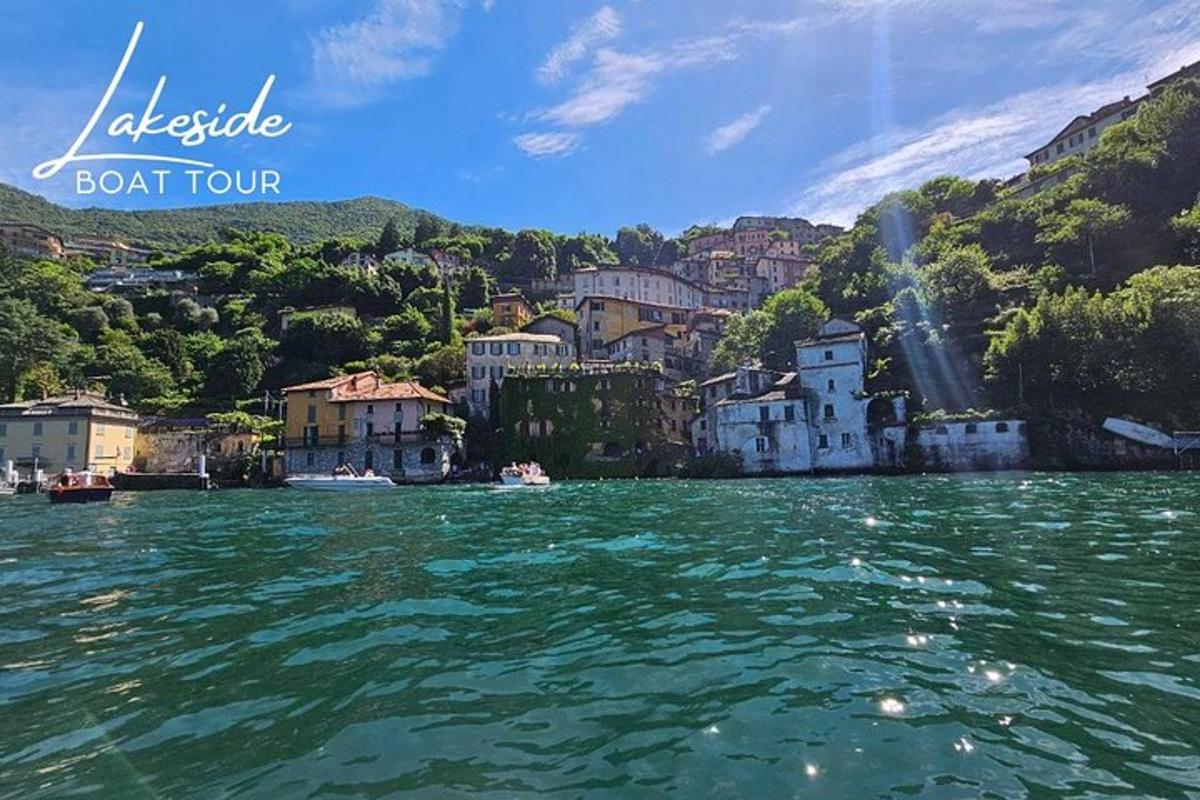 une vue d'une ville depuis un bateau sur l'eau