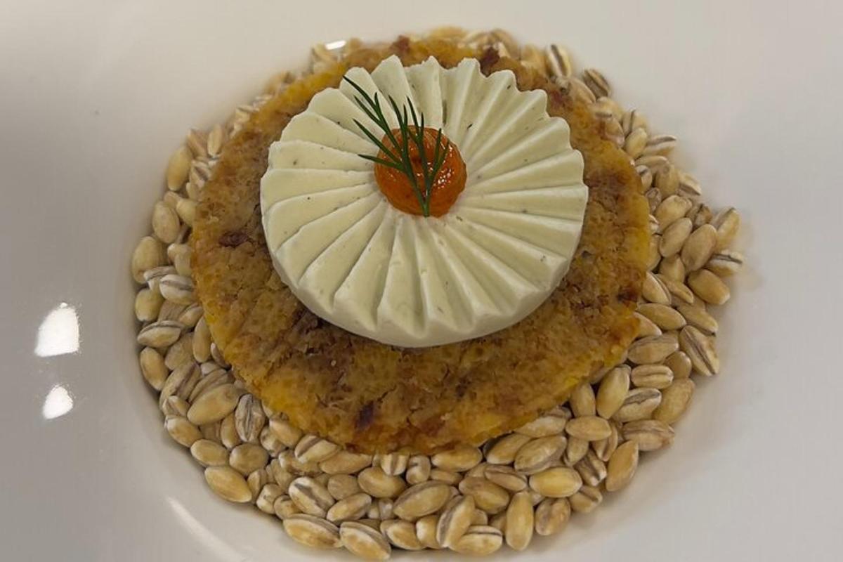 un pastís en un plat amb fruits secs