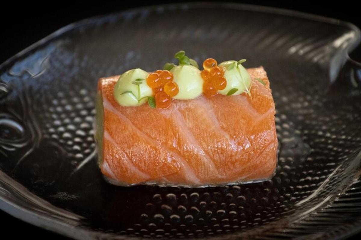 ein Stück Lachs mit Früchten darauf