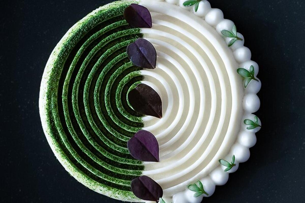 Un plato verde y blanco con flores.