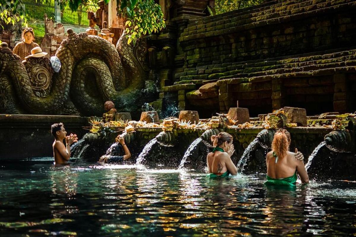 un gruppo di persone sedute nell'acqua di una fontana