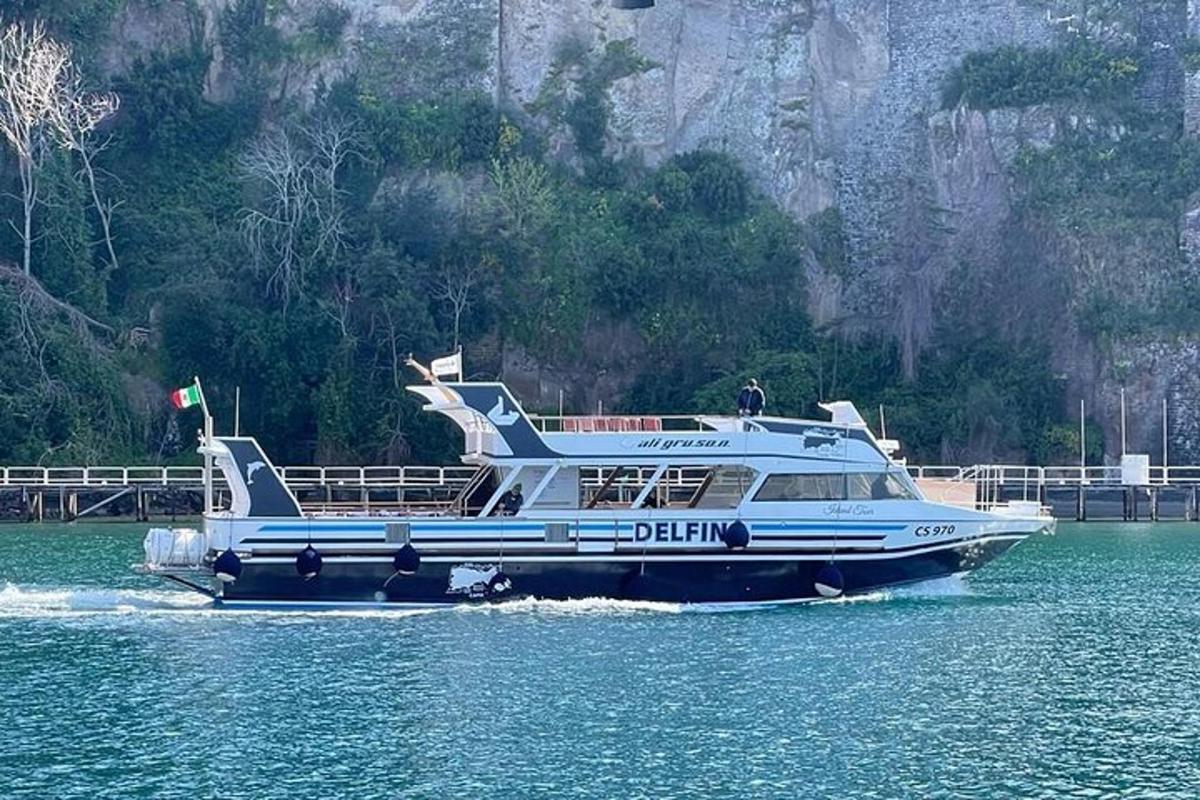 ένα πορθμείο στο νερό κοντά σε ένα βουνό
