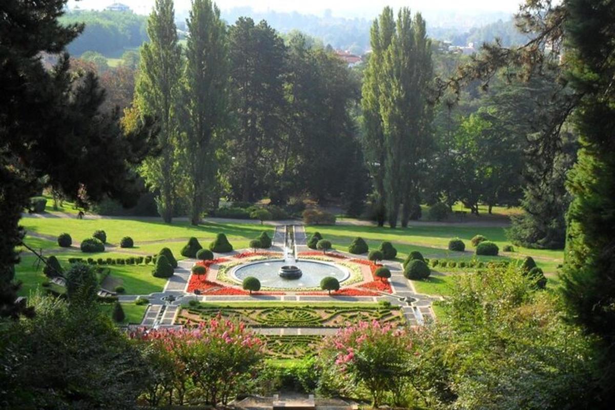 en hage med en fontene midt i en park