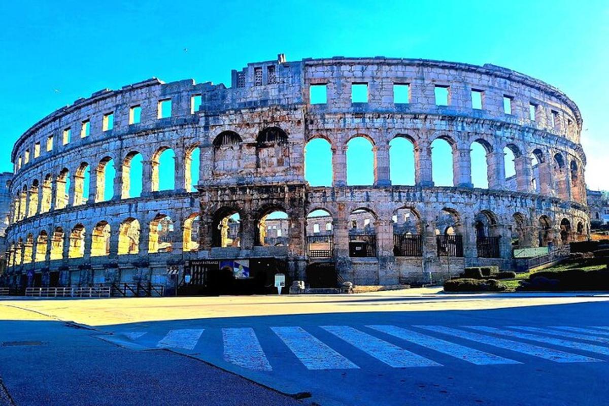 Útsýni yfir Colosseum fyrir framan byggingu