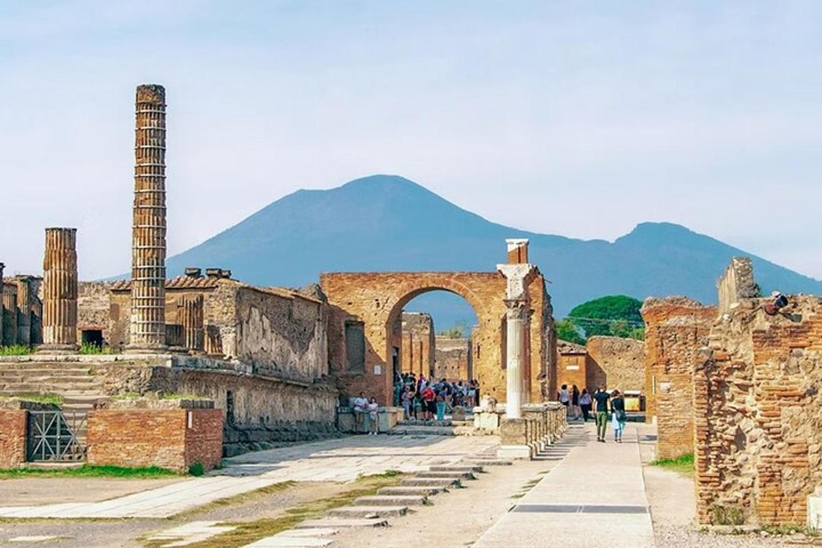 antik kentin kalıntıları arasında dolaşan bir grup insan
