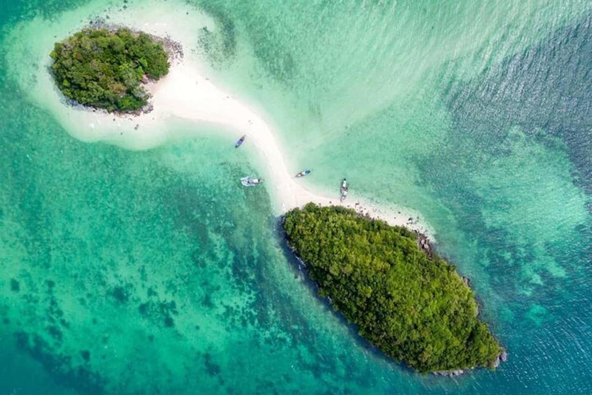 pemandangan udara dua pulau di lautan