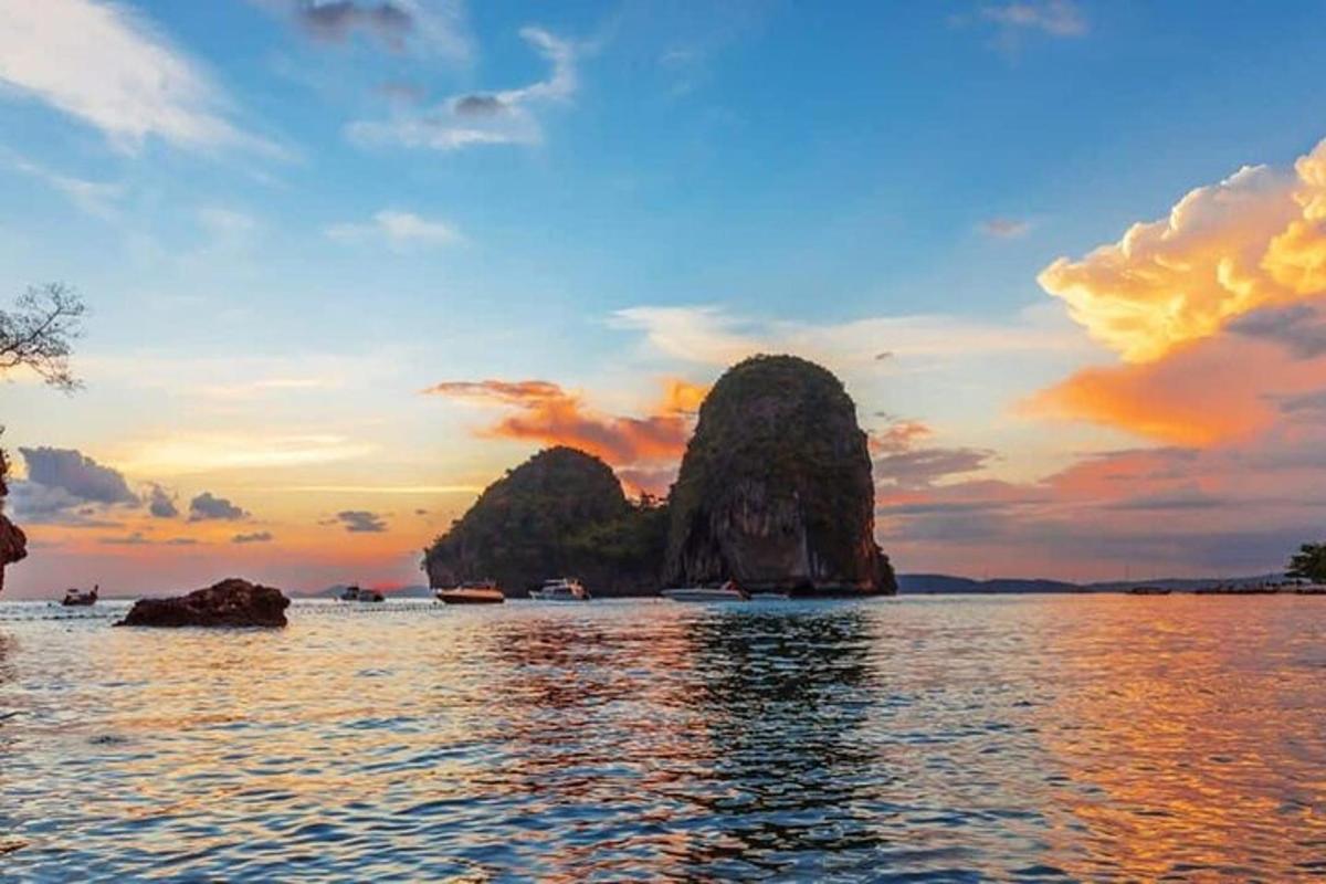 pemandangan badan air dengan batu di dalam air