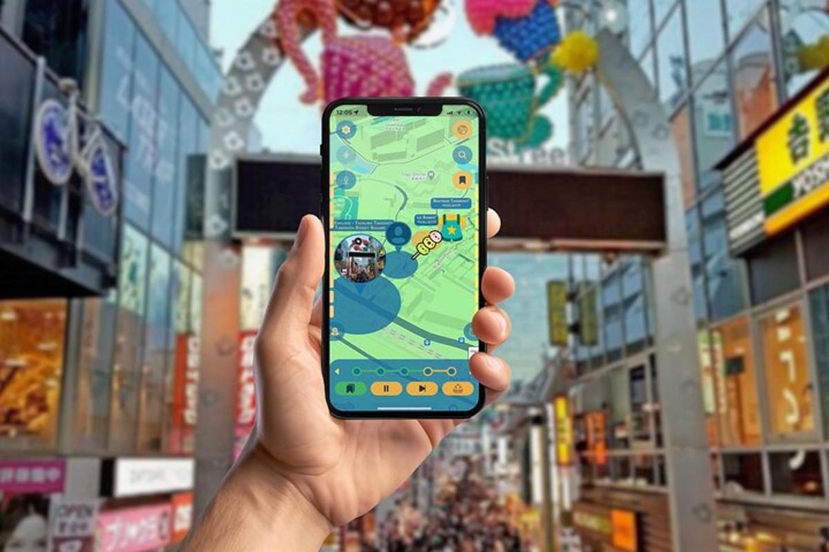 una persona sosteniendo un teléfono celular frente a una tienda