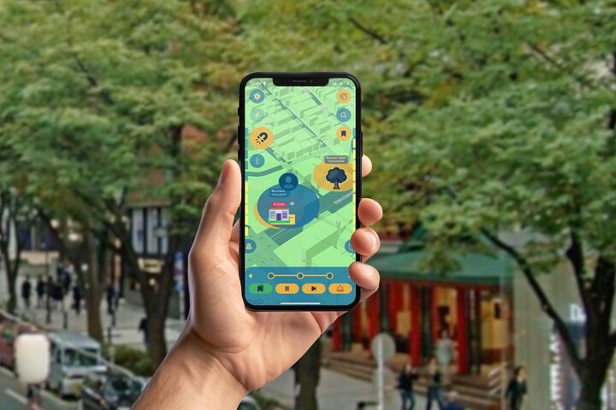 una mano sosteniendo un teléfono celular con un mapa