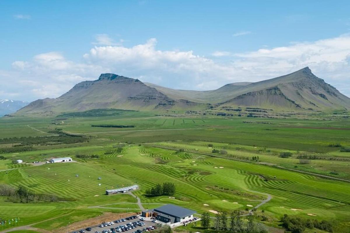 una vista aerea di un campo da golf con le montagne sullo sfondo