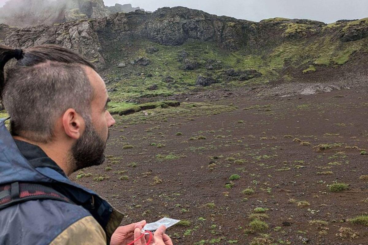 maður horfir út á fjall