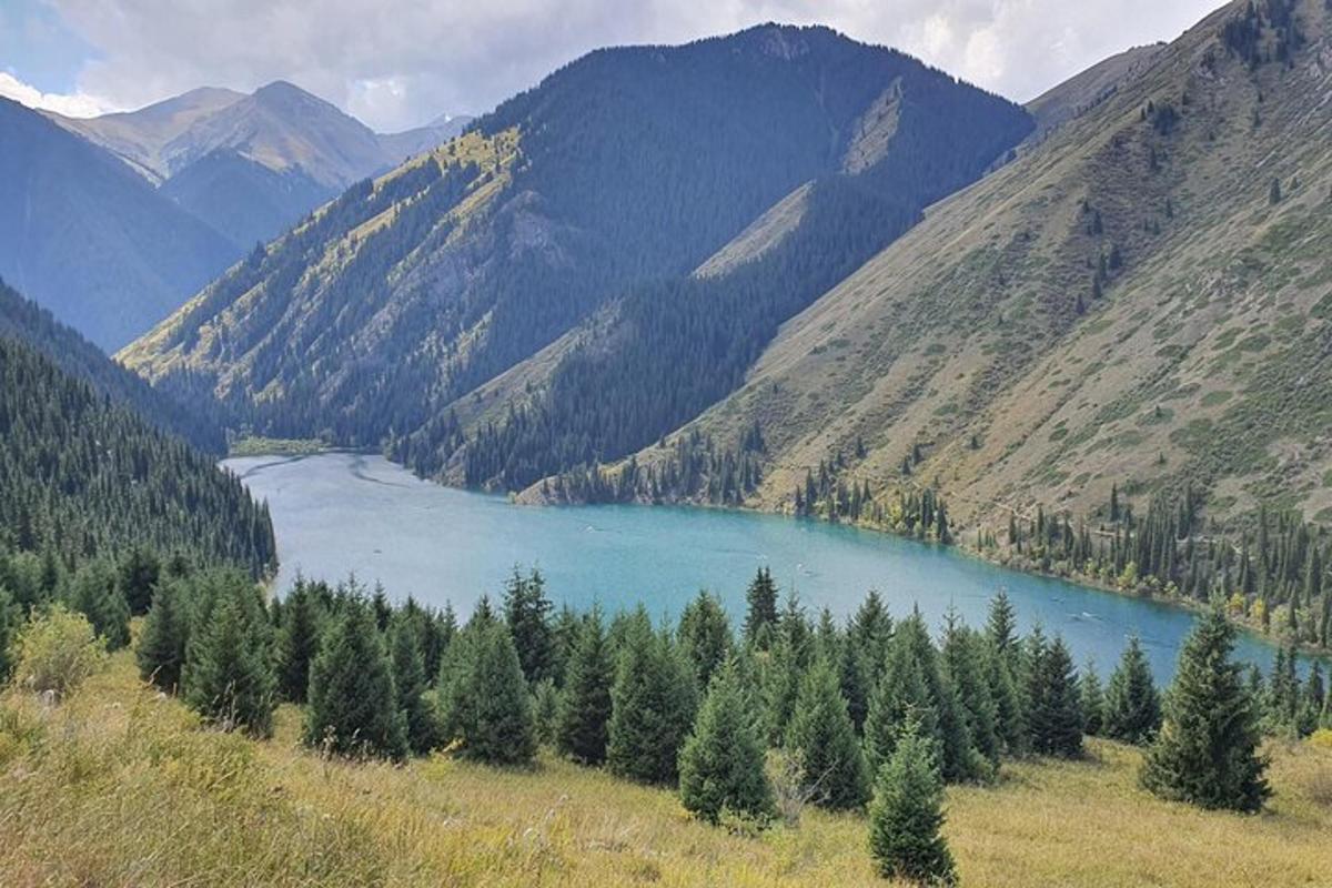 jezero uprostřed hory