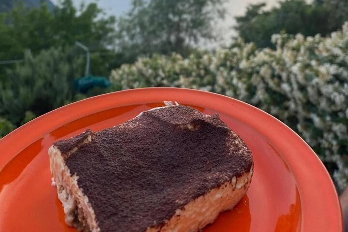 un pezzo di torta al cioccolato su un piatto rosso