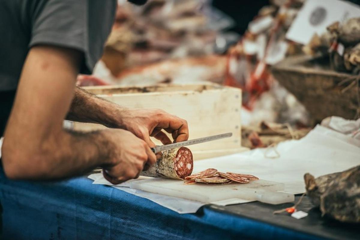 un uomo che taglia un pezzo di carne con un coltello
