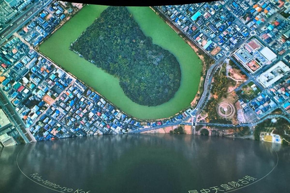 uma vista aérea de uma cidade com um corpo d'água
