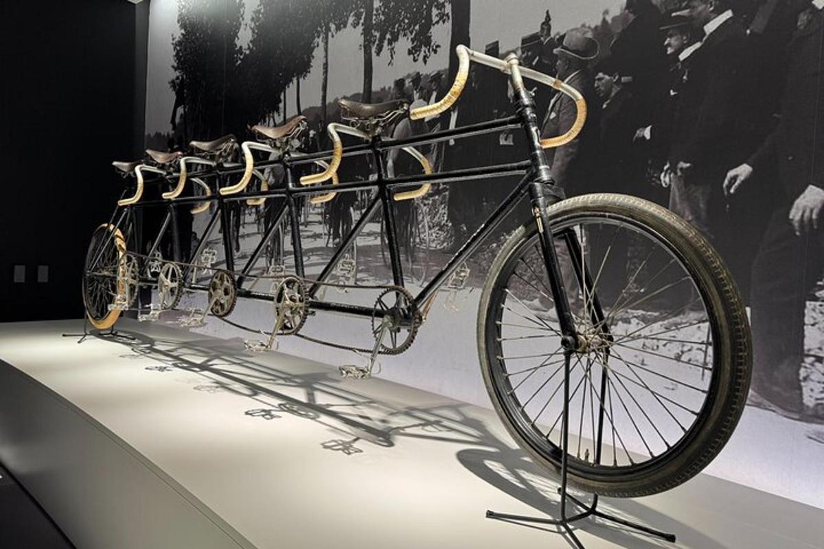 Una bicicleta está expuesta sobre una mesa