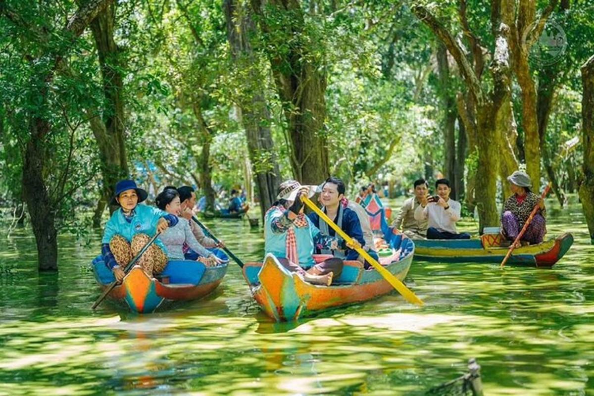 un gruppo di persone che navigano in kayak su un fiume