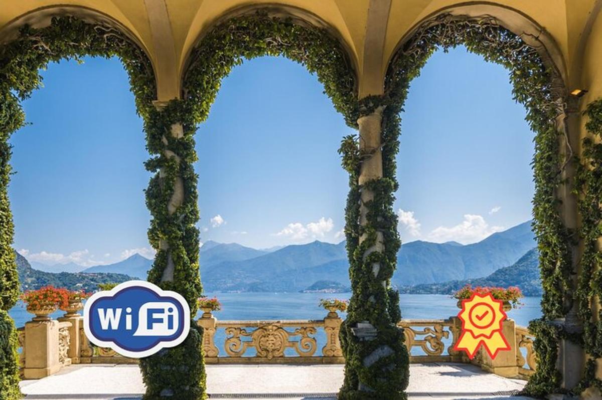 uma vista da água de um resort com dois arcos