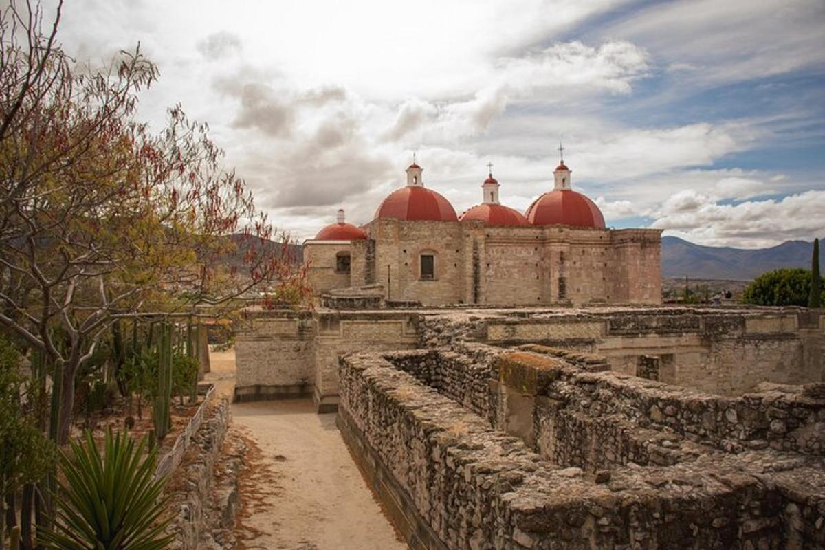 Un edificio antiguo con cúpulas rojas en la parte superior.