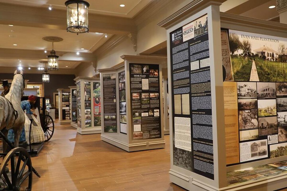 vitrína v muzeu s historickou expozicí