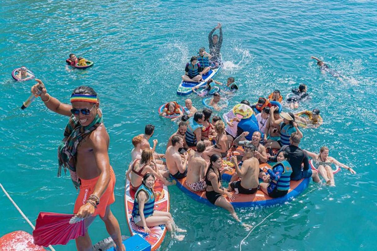 un gruppo di persone in acqua su zattere
