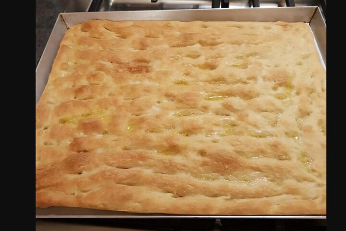 una casseruola in una padella in un forno