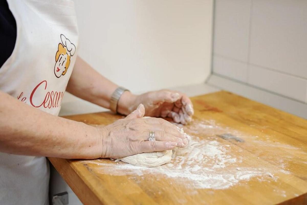 una persona sta impastando l'impasto su un tagliere