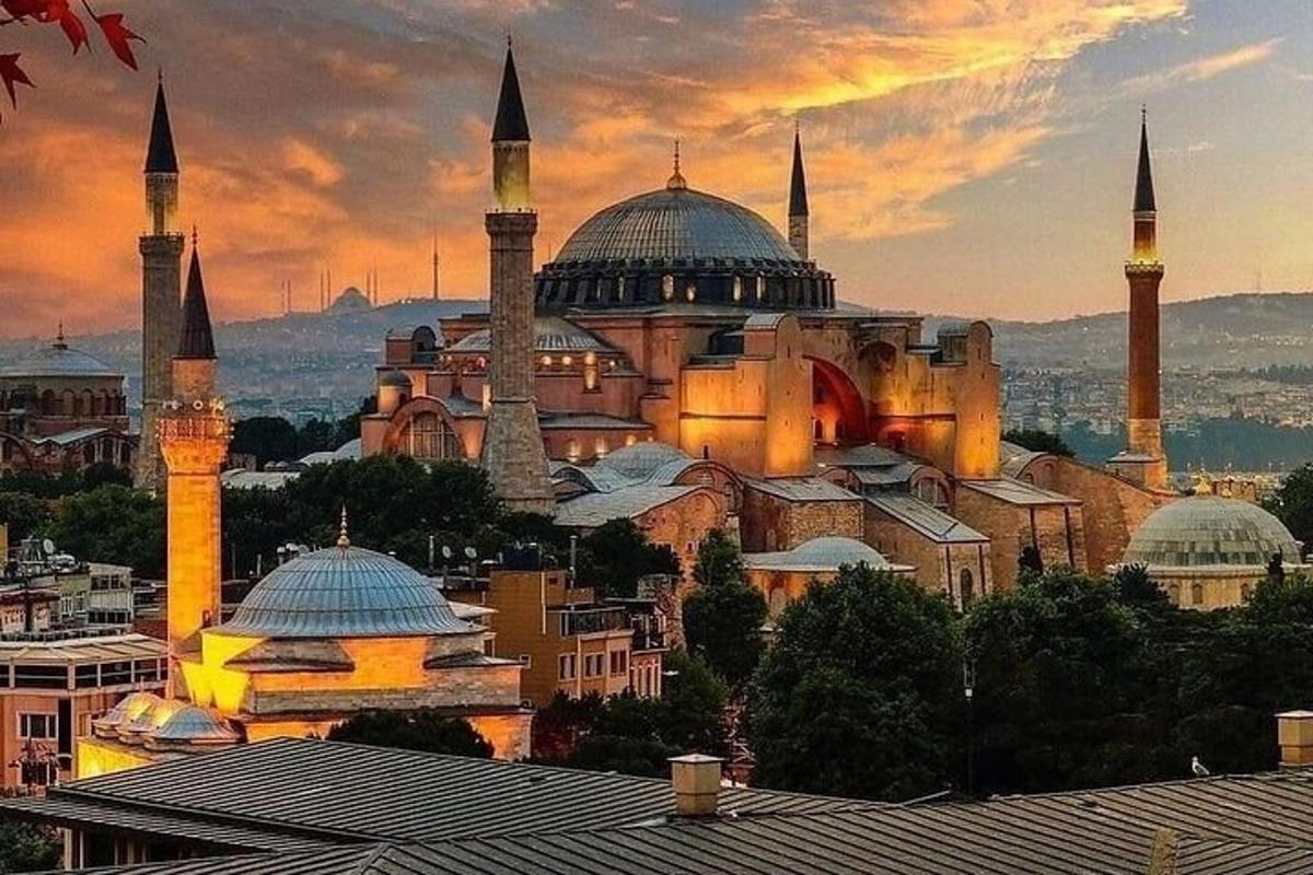ein großes Gebäude mit zwei Moscheen in einer Stadt