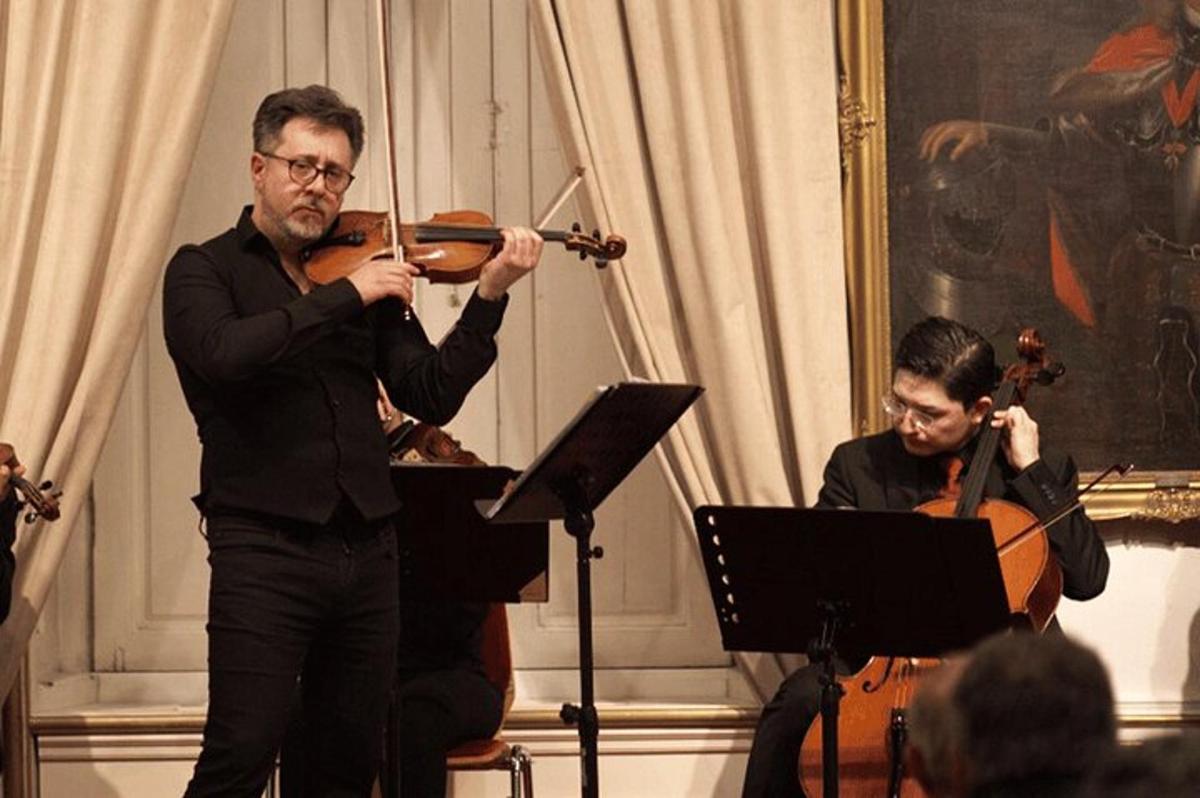un home tocant un violí i un home tocant un violoncel