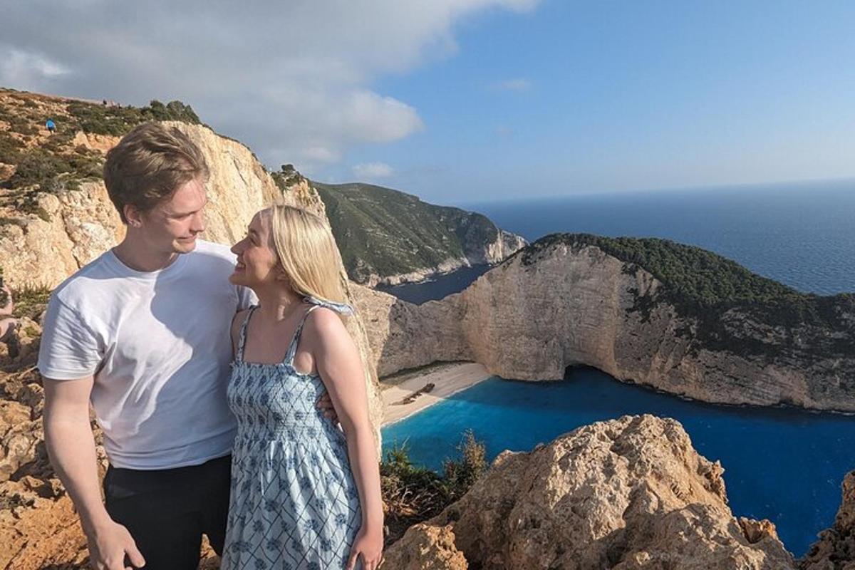 muž a žena stojící na vrcholu hory