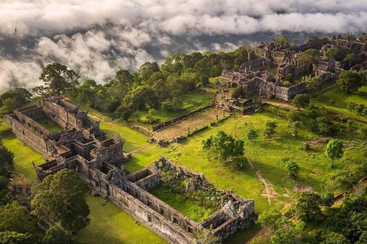 une vue aérienne d'un vieux château dans un champ