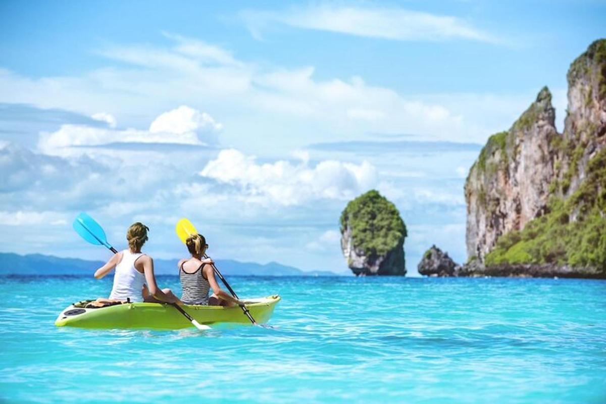 hai người ngồi trên thuyền kayak ở đại dương