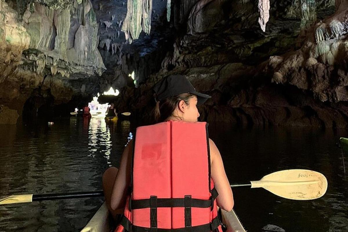 seseorang dalam kayak di dalam gua