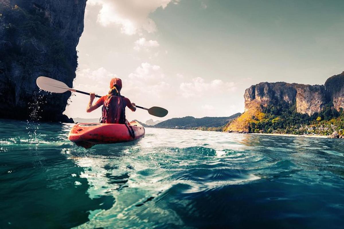 một người trong thuyền kayak trên một vùng nước