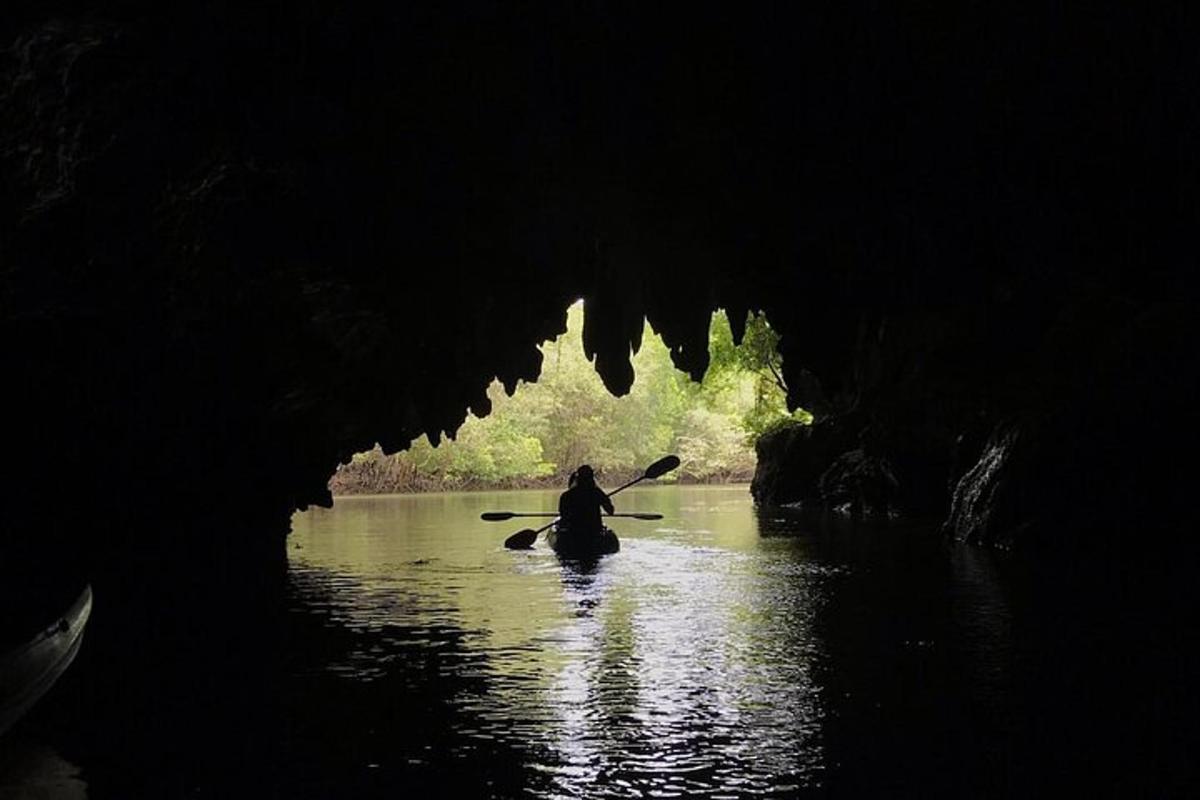 seseorang dalam kayak di dalam air di dalam gua